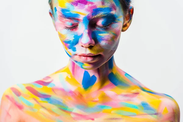 Chica atractiva con colorido arte corporal brillante y ojos cerrados aislados en blanco - foto de stock