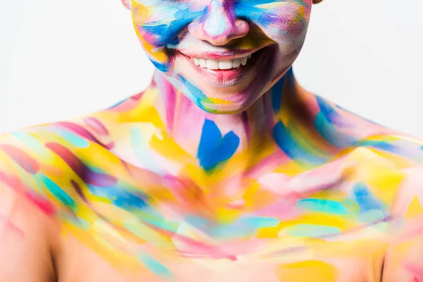 Imagen recortada de chica sonriente con colorido arte corporal brillante aislado en blanco - foto de stock