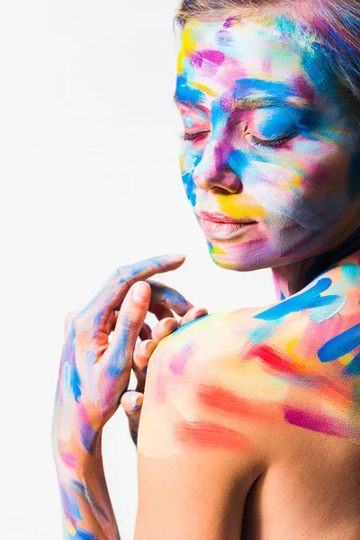 Vue latérale d'une jolie fille avec un art corporel lumineux coloré avec les yeux fermés isolé sur blanc — Photo de stock