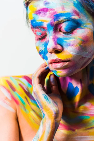 Attrayant fille avec coloré lumineux corps art avec les yeux fermés isolé sur blanc — Photo de stock