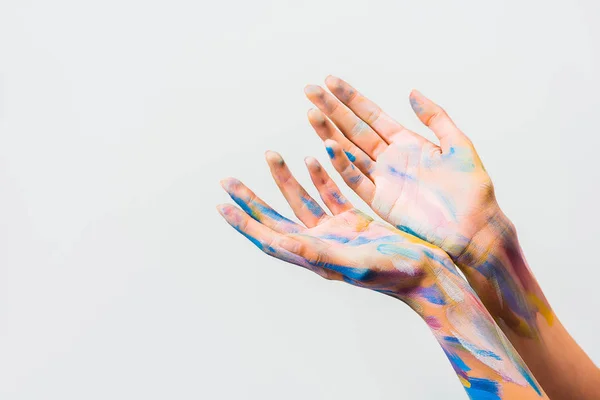 Обрезанный образ девушки с красочным ярким рисунком тела показывая руки изолированы на белом — стоковое фото