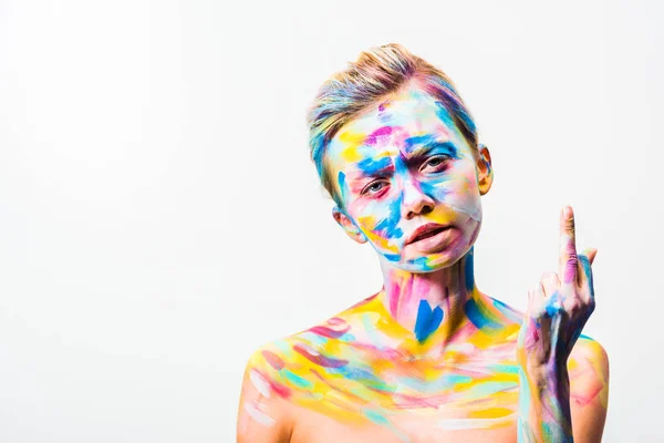 Fille avec coloré lumineux corps art montrant majeur doigt isolé sur blanc — Photo de stock