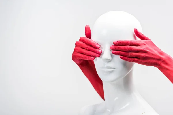 Image recadrée de la femme en peinture rouge couvrant les yeux mannequin isolé sur blanc — Photo de stock
