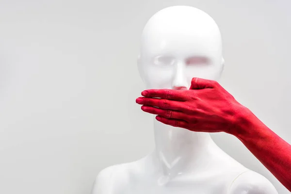 Imagem cortada de menina em tinta vermelha cobrindo manequim boca com a mão isolada no branco — Fotografia de Stock
