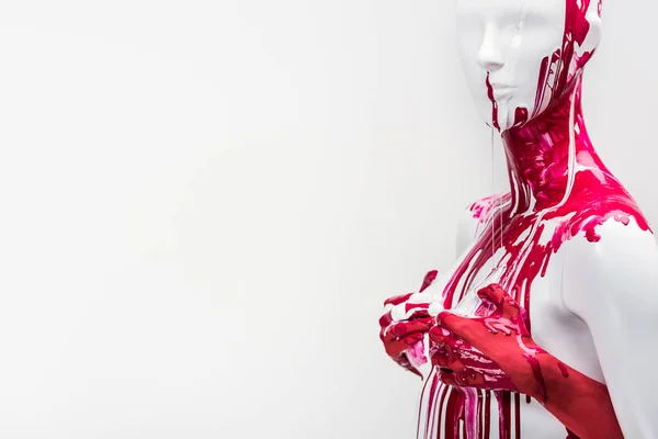 Immagine ritagliata di donna in vernice rossa toccare seni manichino isolato su bianco — Foto stock