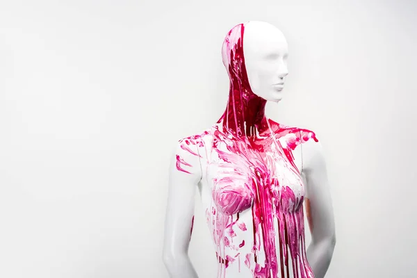 Manichino donna bianco in vernice rossa isolato su bianco — Foto stock