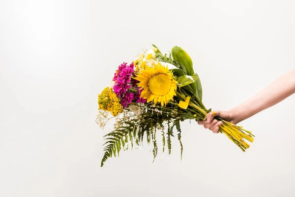 Imagem cortada de mulher segurando buquê de flores isoladas em branco — Fotografia de Stock