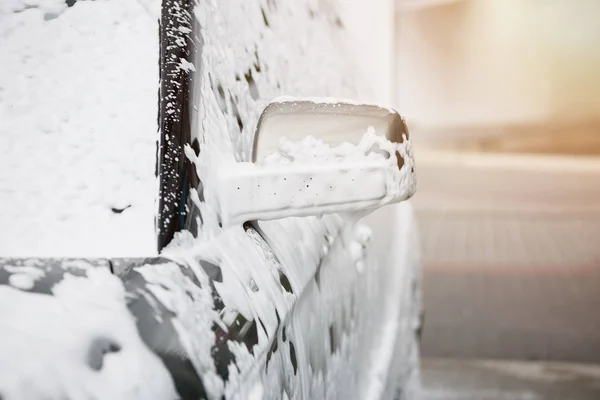Image recadrée de voiture en mousse de nettoyage blanche au lavage de voiture — Photo de stock