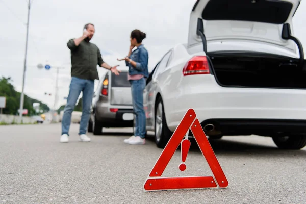 Motoristas falando na estrada com sinal de parada vermelho em primeiro plano — Fotografia de Stock