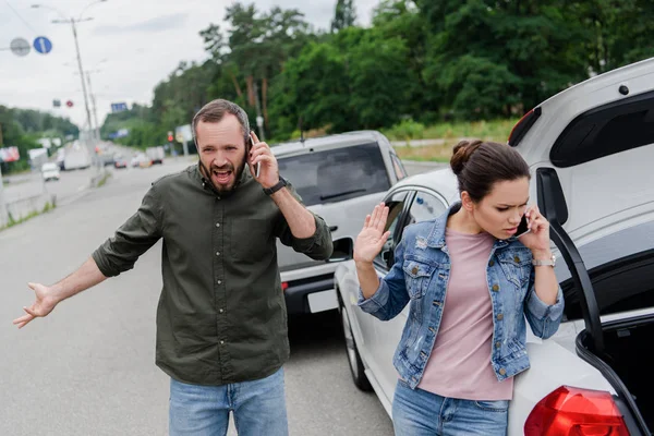 Guidatori irritati che parlano da smartphone su strada dopo un incidente stradale — Foto stock