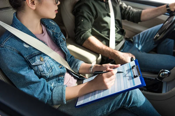 Image recadrée de l'élève et de l'enseignant en voiture au test de conduite — Photo de stock