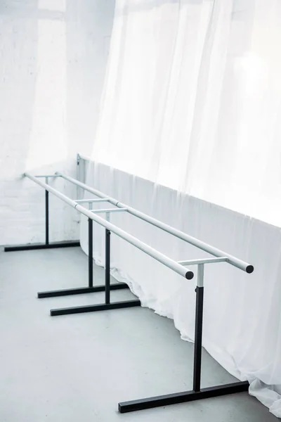 Vista ad angolo alto della barra di ballo nella scuola di balletto vuota — Foto stock