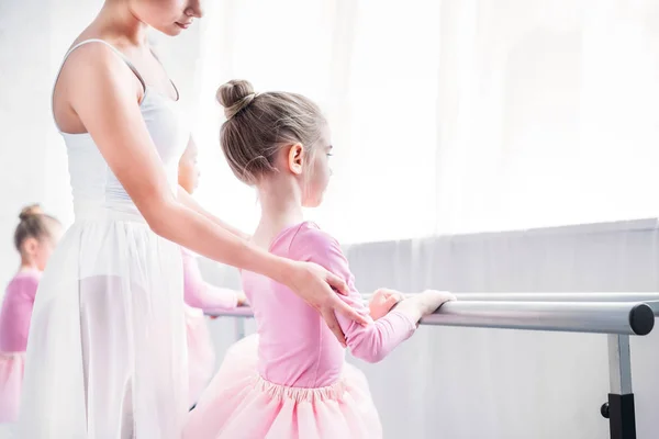 Обрезанный кадр учителя балета, занимающегося с детьми в балетной школе — стоковое фото