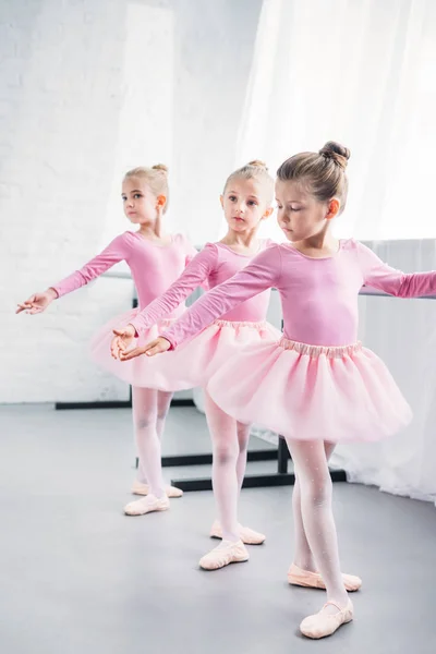 Adorável pouco bailarinas praticando juntos no estúdio de balé — Fotografia de Stock