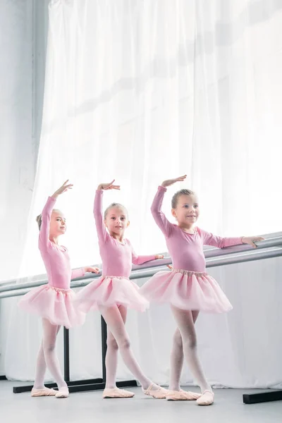 Low-Winkelblick auf schöne kleine Ballerinen, die im Ballettstudio tanzen — Stockfoto