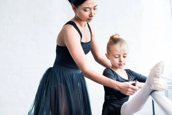 Recortado tiro de joven ballet maestro formación niño en ballet escuela - foto de stock
