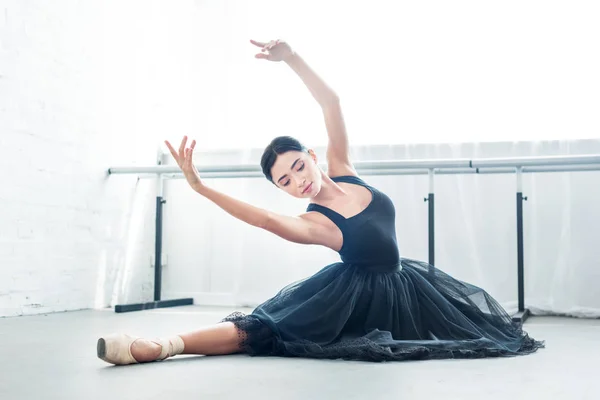 Bela jovem bailarina realizando balé no estúdio — Fotografia de Stock