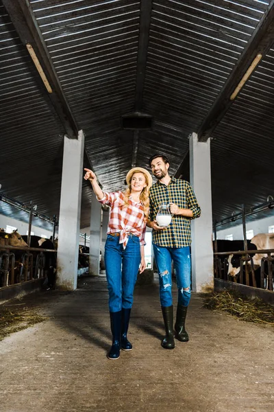 Freundin zeigt Freund im Stall auf etwas — Stockfoto