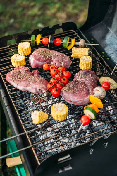 Close up view of meat and vegetables cooking on grill zucchini — Stock Photo