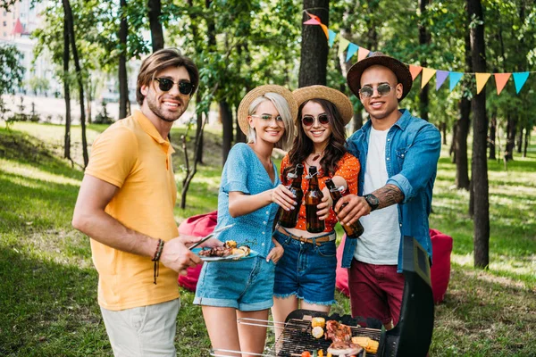 Portrait de jeunes amis multiethniques faisant un barbecue dans un parc d'été — Photo de stock
