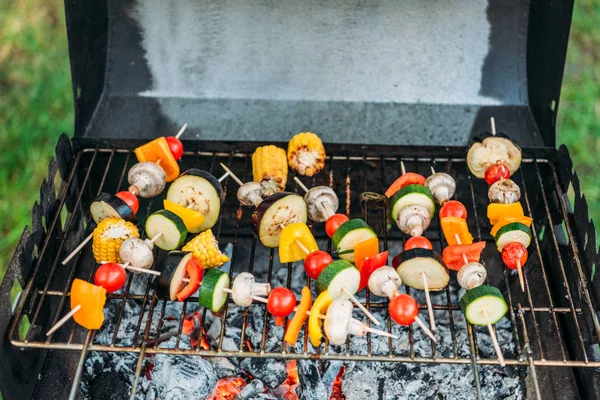 Nahaufnahme von Fleisch und Gemüse Kochen auf gegrillten Zucchini — Stockfoto