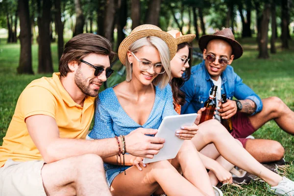 Amis interracial avec bière et table de repos dans le parc d'été — Photo de stock