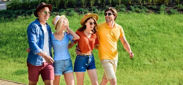 Grupo multicultural feliz de amigos andando na rua juntos no dia de verão — Fotografia de Stock