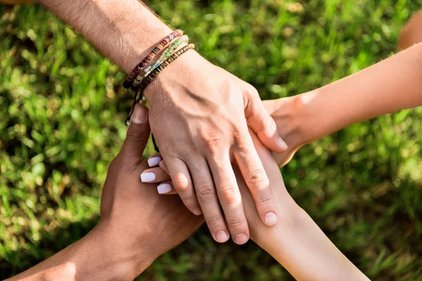 Abgeschnittene Aufnahme von multirassischen Freunden, die sich die Hände halten — Stockfoto