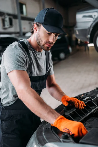 Trabalhador manual profissional reparando carro na loja mecânica — Fotografia de Stock