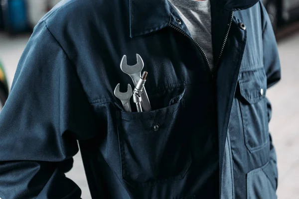 Abgeschnittene Ansicht eines Arbeiters in Overalls mit Schraubenschlüssel in der Tasche — Stockfoto