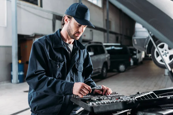 Mechaniker mit Werkzeugkoffer in der Autowerkstatt — Stockfoto