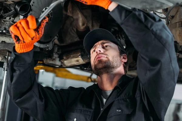 Handwerker repariert Auto in Mechaniker-Werkstatt — Stockfoto