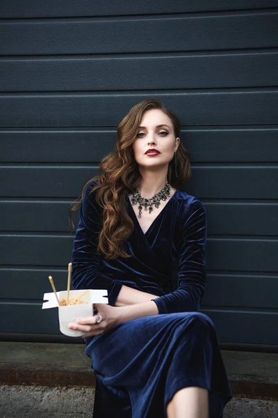 Retrato de mulher elegante em vestido bonito com asiático takeaway comida na rua — Fotografia de Stock