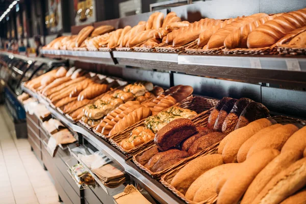 Selective focus of freshly baked bread in pastry department of grocery shop — Stock Photo