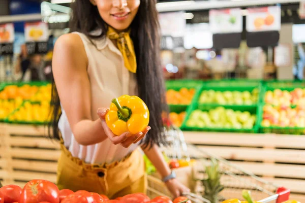 Immagine ritagliata del cliente afroamericano che prende il peperone nel supermercato — Foto stock