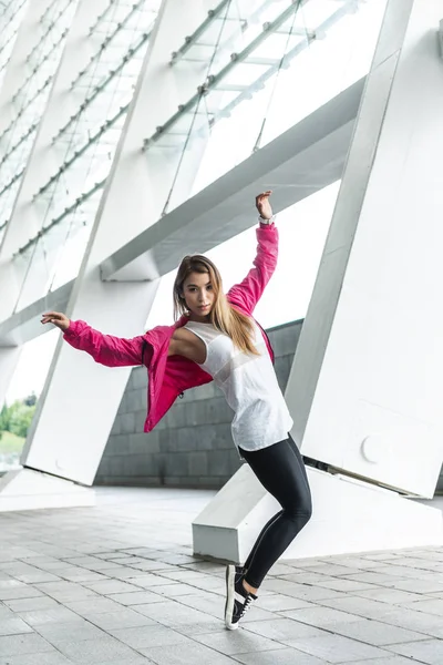 Attraktive asiatische stilvolle Frau tanzt auf urbaner Straße — Stockfoto