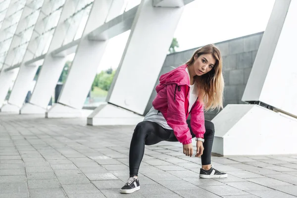 Attraktive junge asiatische stilvolle Frau tanzt auf urbaner Straße — Stockfoto