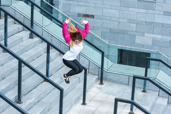 Vista ad alto angolo di giovane elegante ballerina urbana che balla sulle scale in strada — Foto stock