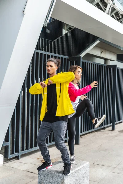 Вибірковий фокус молодої багатоетнічної пари танцює на міській вулиці — стокове фото