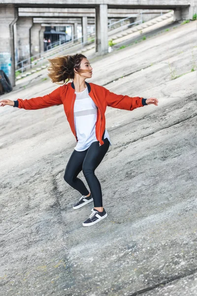 Young asian stylish female urban dancer dancing at city street — Stock Photo