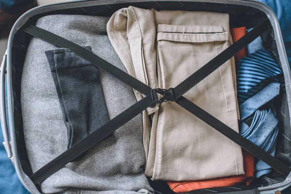 Vue surélevée des vêtements dans la valise du voyageur — Photo de stock