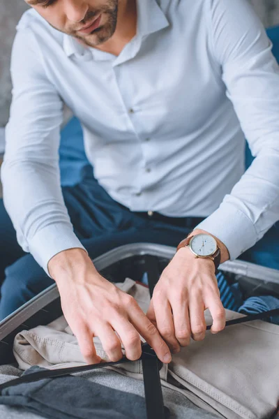 Вибірковий фокус бізнесмена з наручним годинником упаковки багажу у валізі — стокове фото