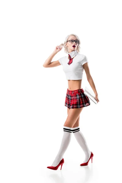Mujer emocional en uniforme de colegiala seductora con portátil aislado en blanco - foto de stock