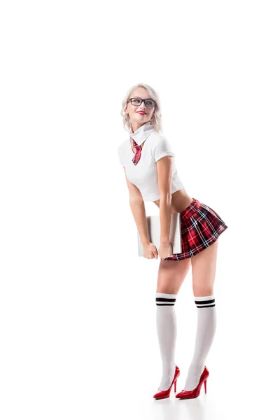 Lächelnde Frau in verführerischer Schulmädchenuniform mit weißem Laptop — Stockfoto