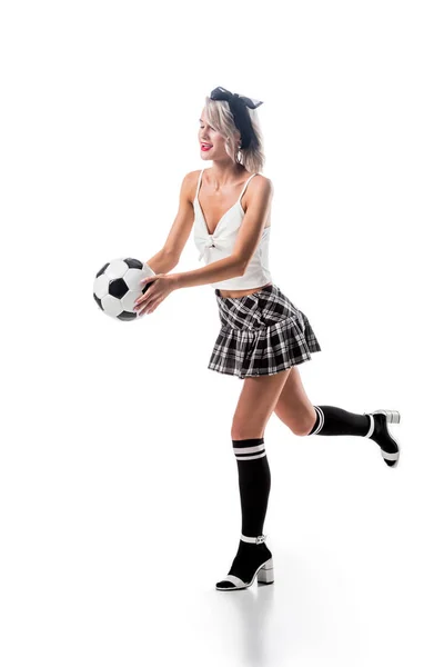 Sexy Frau im karierten Schulmädchenrock und schwarzen Kniestrümpfen mit Fußballball isoliert auf weiß — Stockfoto