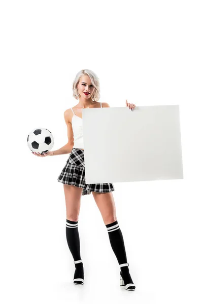 Sexy donna bionda in gonna scozzese corta con palla da calcio e banner vuoto posa isolata su bianco — Foto stock