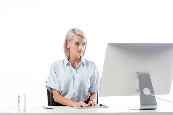 Portrait de femme d'affaires travaillant sur ordinateur sur le lieu de travail avec verre d'eau isolé sur blanc — Photo de stock