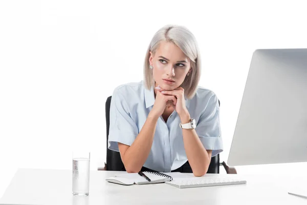 Retrato de empresária pensativa no local de trabalho com copo de água, notebook e tela de computador isolado em branco — Fotografia de Stock