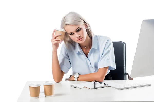 Portrait de femme d'affaires fatiguée sur le lieu de travail avec tasses jetables de café, ordinateur portable et écran isolé sur blanc — Photo de stock
