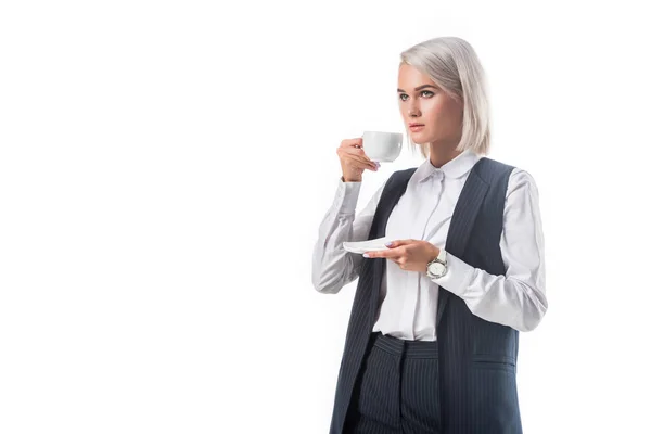 Retrato de joven empresaria con taza de café aislado sobre blanco — Stock Photo